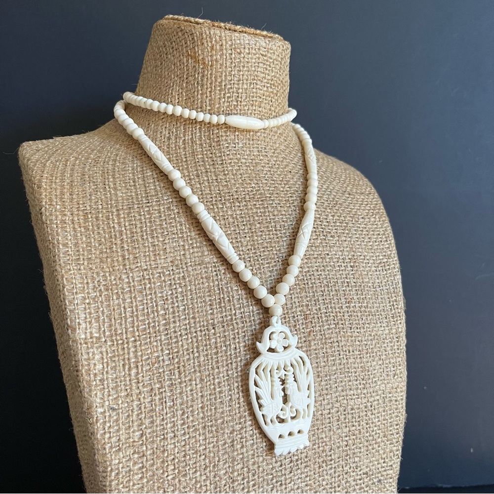 Elegant  Carved bone Pendant Bead Necklace. - Picture 4 of 8